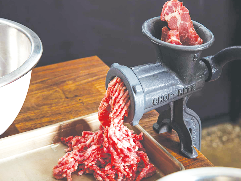 شماره ی تعمیرکار چرخ گوشت در اصفهان- اقای سرویس