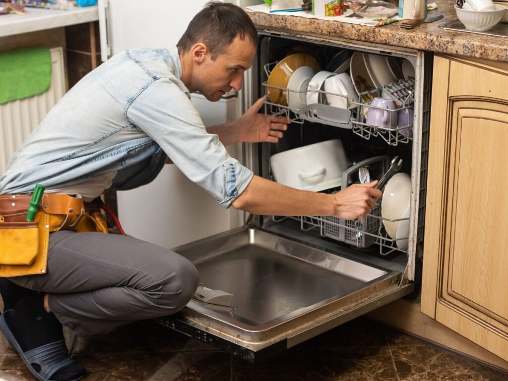 10 علت کار نکردن فن یخچال